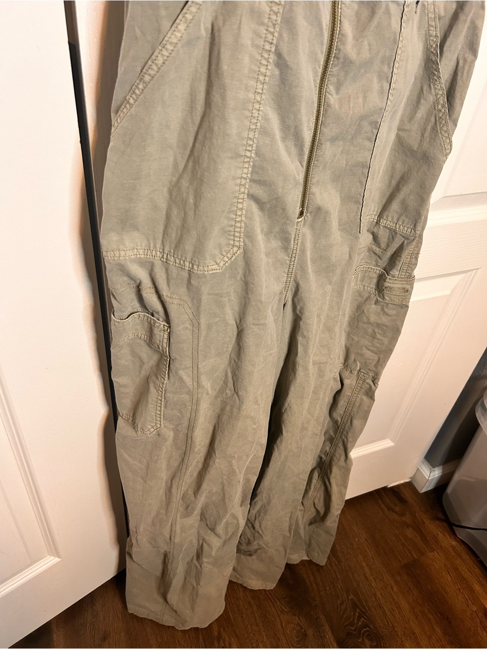 American Eagle Outfitters Women’s Large Olive Halter Utility Cargo Jumpsuit NWT - Picture 4 of 7